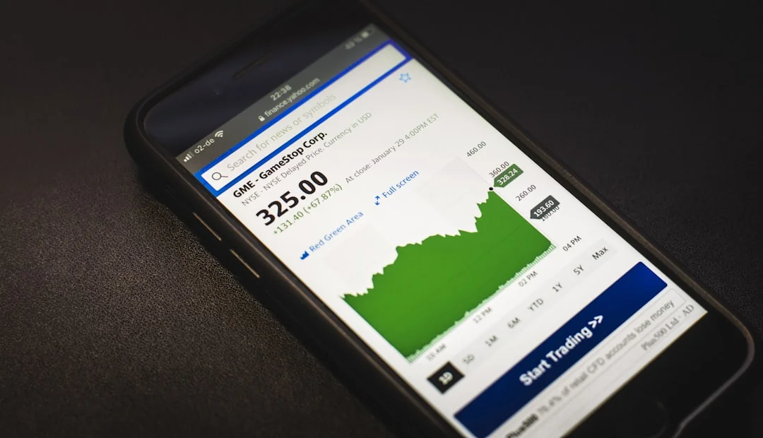 services-04 Écran de smartphone affichant une recherche Google en mode sombre, avec le logo Google en arrière-plan.